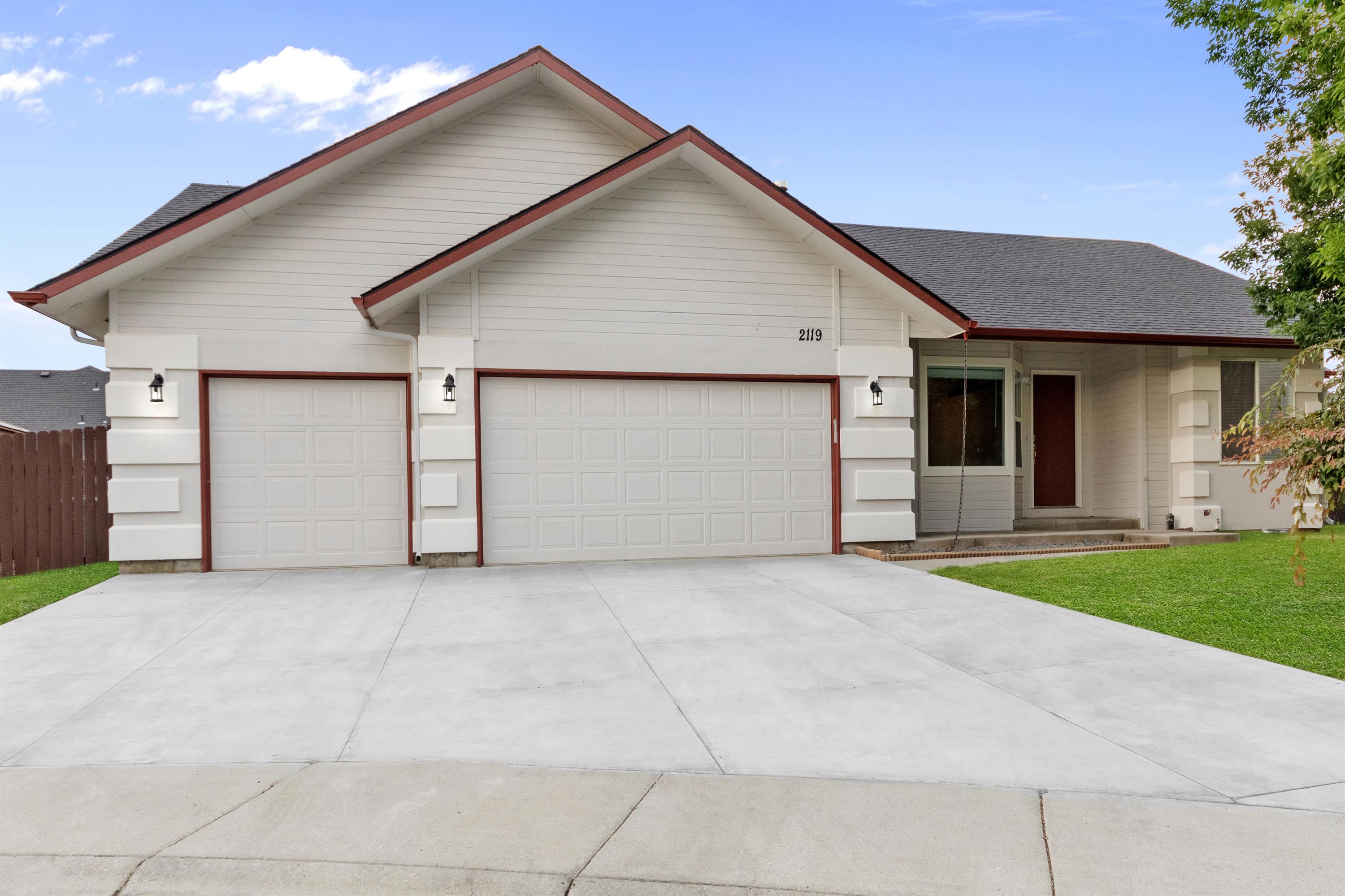 2119 W Roberts Avenue